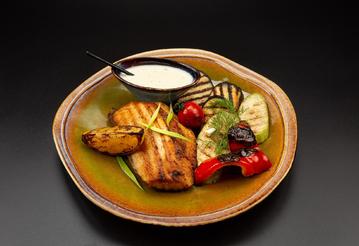 Рыба фри с овощами и оригинальным соусом  кафе 3 Мушкетера Анапа